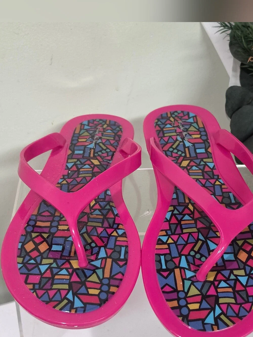 Nicole Miller Pink Mosaic-Print Jelly Thong Sandals 8 - Picture 2 of 5